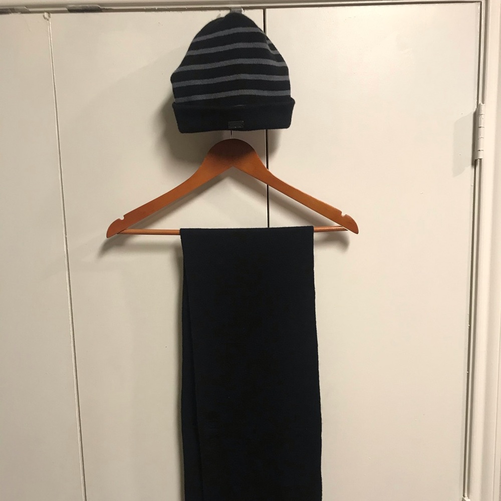 Levi’s beanie and scarf set nwot!